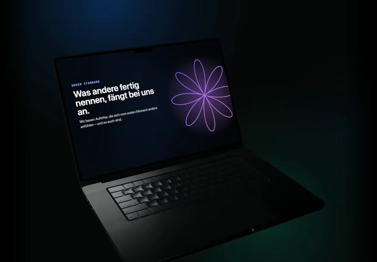MacBook etwa zu drei Vierteln aufgeklappt, der Bildschirm zeigt bereits unsere Homepage – ein Standbild aus der scroll-getriebenen Sequenz