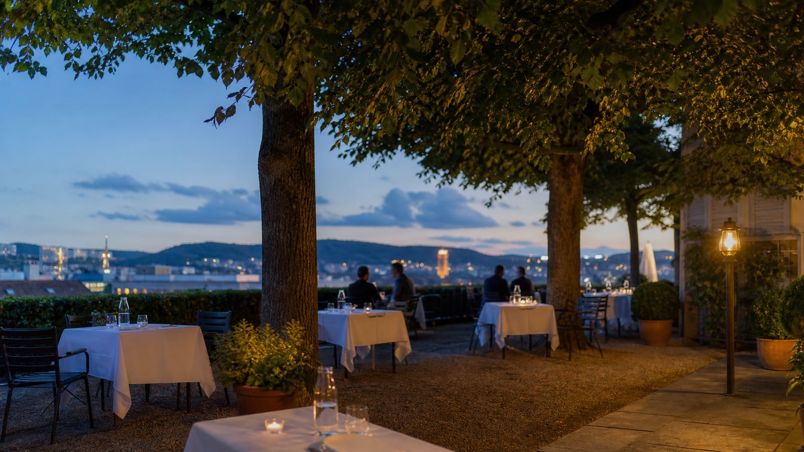 Abendlicht Showroom Vorschau mit Restaurantterrasse über Zürich